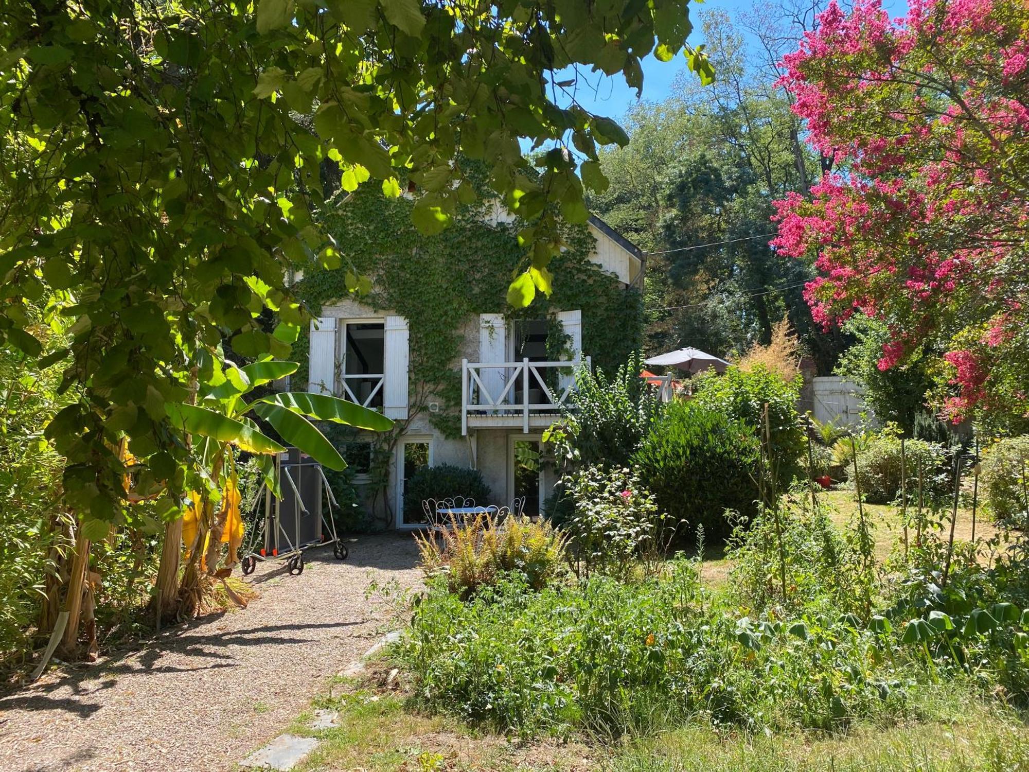 Chambre Bananier: Maison Arboree Face A La Riviere Apartment Saint-Fiacre-sur-Maine Exterior photo